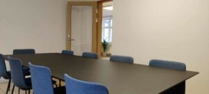 Mødelokale til 10 personer med skærm og whiteboard